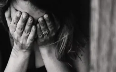 रात में वीडियो कॉल करते हैं, धमकाते हैं कि नोएडा के अफसर के खिलाफ महिला कर्मचारियों की शिकायत