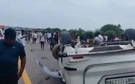 कार की टक्कर से चार श्रमिकों की मौत, परिजनों का हंगामा