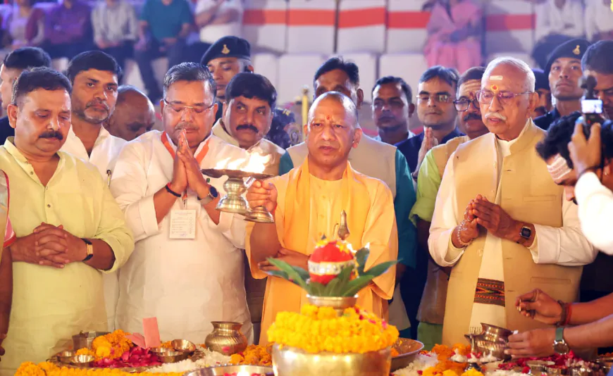 काशी में देव दीपावली पर जगमगाए 25 लाख दीये