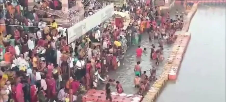 अयोध्या: गुरु पूर्णिमा पर सरयू में आस्था की डुबकी, मंदिरों में उमड़ी श्रद्धालुओं की भीड़*
